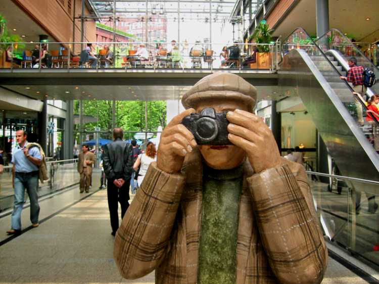 »Ein Fotograf in den Potdamer Platz-Arcaden«, Berlin, Foto © Friedhelm Denkeler 2005