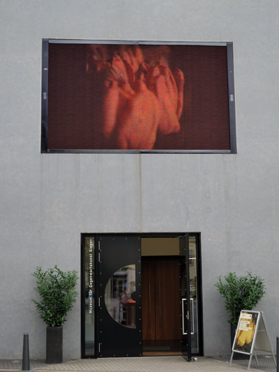 "Museum für Gegenwartskunst in Siegen, Eingang mit dem Foto "Tulips" auf der Video-Wand am Museumseingang", Foto © Friedhelm Denkeler 2011