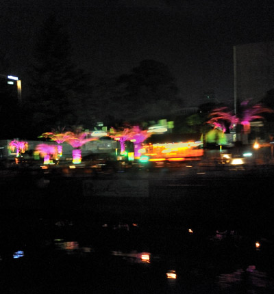 »Strandbar unter Palmen bei Nacht«, Foto © Friedhelm Denkeler 2010
