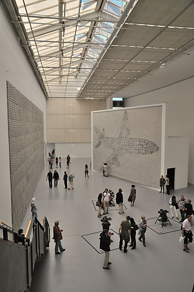 "Documenta 13: Die Documenta-Halle mit Arbeiten von Thomas Bayrle", Foto © Friedhelm Denkeler 2012