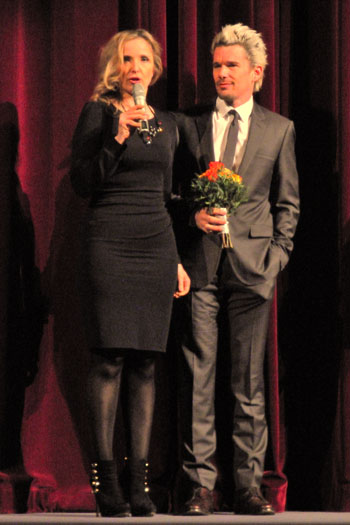 "Julie Delpy  und Ethan Hawke auf der Festival-Bühne",  Foto © Friedhelm Denkeler  2013