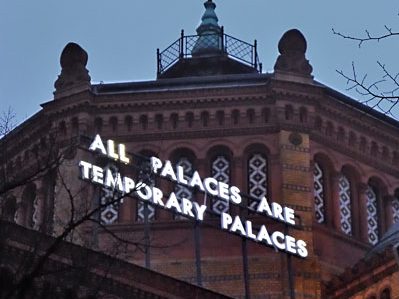 "All Palaces Are Temporary Palaces", Lichtskulptur von Robert Montgomery, Foto © Friedhelm Denkeler 2013