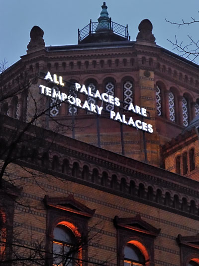 »All Palaces Are Temporary Palaces«, Lichtskulptur von Robert Montgomery, Postfuhramt, Oranienburger Straße, Berlin-Mitte, Foto © Friedhelm Denkeler 2013.