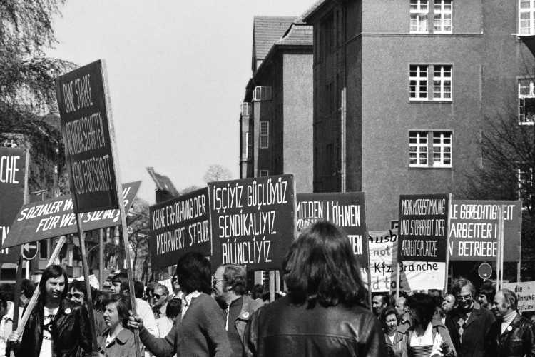 »Keine Erhöhung der Mehrwertsteuer – 1. Mai-Kundgebung 1975 am Rathaus Schöneberg«, , Foto © Friedhelm Denkeler 1975
