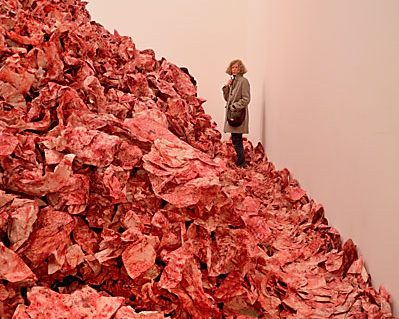 "Auf dem Blutberg" (Imran Qureshi: "And They Still Seek the Traces of Blood", 2013, in der Kunsthalle der Deutschen Bank)