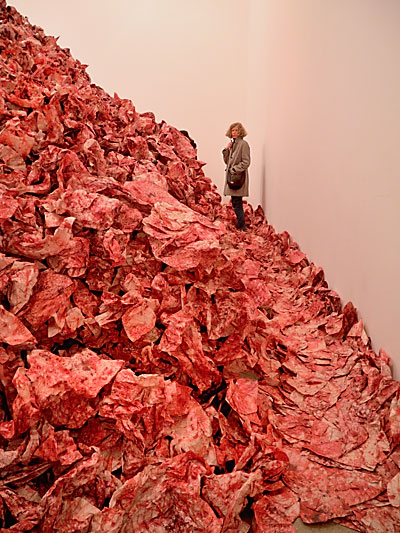 "Auf dem Blutberg" (Imran Qureshi: "And They Still Seek the Traces of Blood", 2013, in der Kunsthalle der Deutschen Bank), Foto © Friedhelm Denkeler 2013