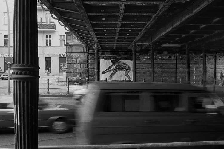 »Unter den Yorck-Brücken«, Berlin, aus dem Portfolio »Harmonie eines Augenblicks«, Foto © Friedhelm Denkeler 1984