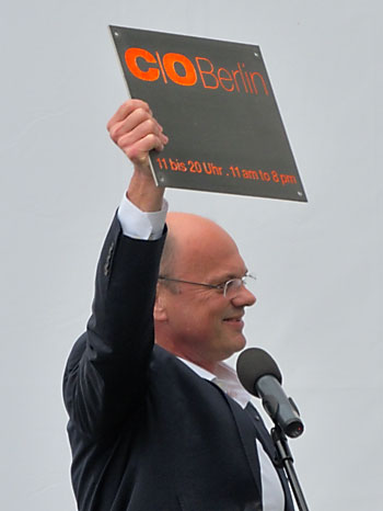 "Stephan Erfurt präsentiert das aus dem Postfuhramt gerettete Schild", Foto © Friedhelm Denkeler 2013