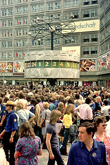 "Munteres Treiben unter der Weltzeituhr auf dem Alexanderplatz", Foto © Friedhelm Denkeler 1973