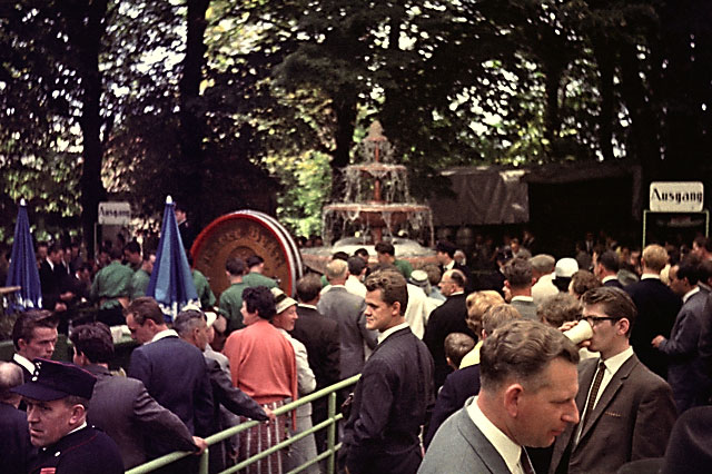 "Der Bierbrunnen am Marktplatz in Lübbecke", Foto © Friedhelm Denkeler 1963