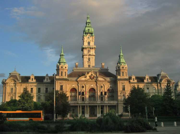 »Rathaus in Györ«, Ungarn,, aus dem Portfolio »Sonntagsbilder«, Foto © Friedhelm Denkeler 2004