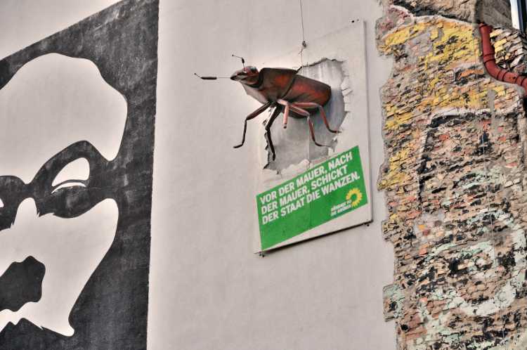 »Auf der Mauer, auf der Lauer, sitzt’ne kleine Wanze« oder: »Eine kleine Wahlnachlese«, Berlin, Oranienburger Straße, Foto © Friedhelm Denkeler 2013