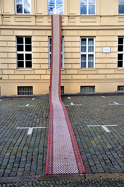 "Der Teppich ist ausgerollt …" ("Läufer" von Nevin Aladag, Palais am Festungsgraben), Foto © Friedhelm Denkeler 2013