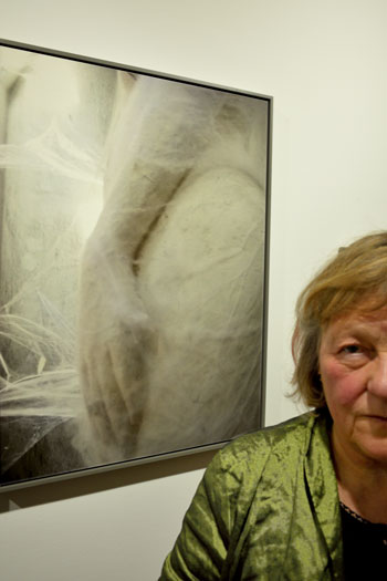 "Sibylle Hoffmann vor ihr Serie 'Spuren von Mythos'" in der Galerie "world in a room", Foto © Friedhelm Denkeler 2014