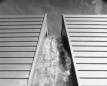 "Wasser, das vom Hochhaus fällt" (Expo 2000, Hannover), Foto © Friedhelm Denkeler 2000