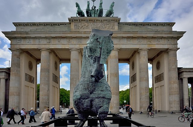 Gustavo Aceves: "Lapidarium – Grenzen überwinden" (Pariser Platz), Foto © Friedhelm Denkeler 2015