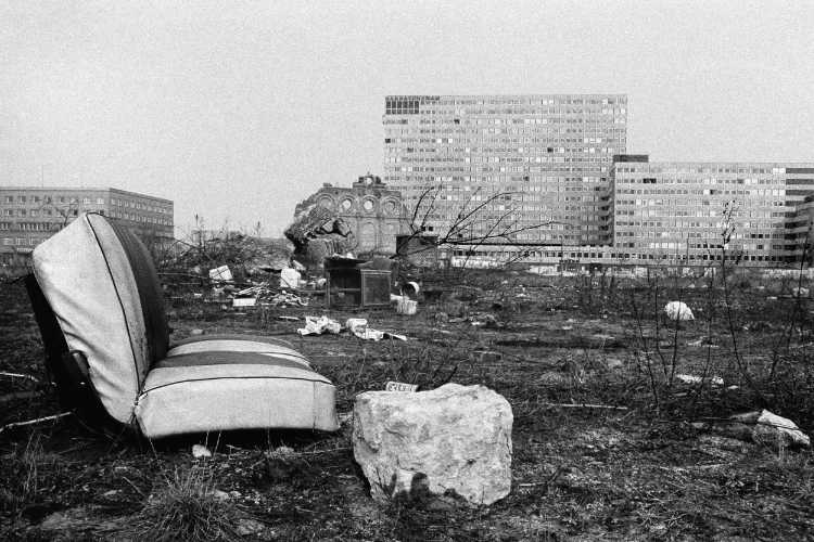 »Müll am Anhalter-Bahnhof«, im Hindergrund: Saskatchewan-Hochhaus, Foto © Friedhelm Denkeler 1976