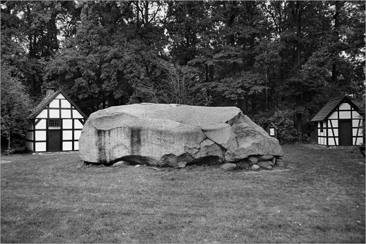 »Der große Stein von Tonnenheide«, Foto © Friedhelm Denkeler 1985