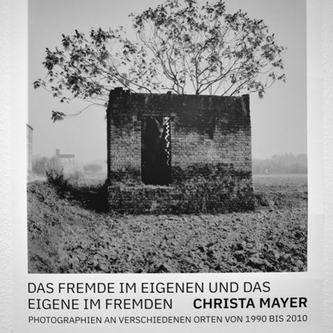 Plakat zur Ausstellung »Das Fremde im Eigenen und das Eigene im Fremden« von Christa Meyer im »Atelier Kirchner«, Foto © Friedhelm Denkeler 2018