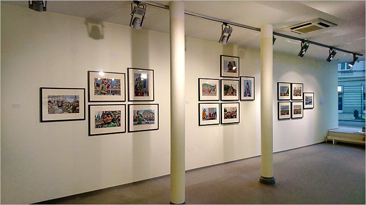 Hängung des Portfolios »Die kleine Riesin und der Tiefseetaucher«. Ausstellung »momenta« – Fünf Künstler aus Berlin in Cottbus, Foto © Horst Hinder 2019