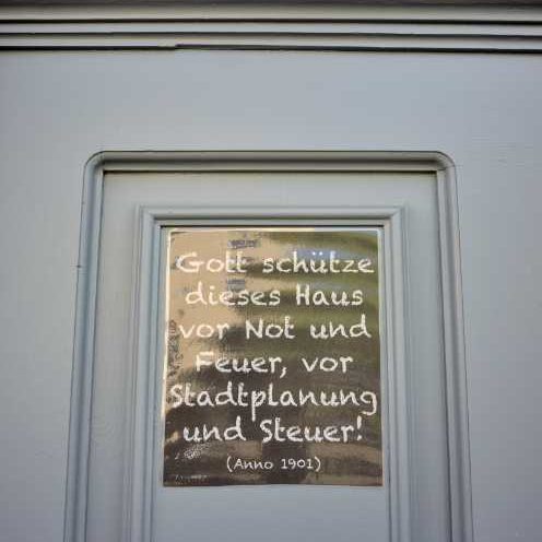 »Gott schütze dieses Haus vor Not und Feuer, vor Stadtplanung und Steuer« (gefunden in Cotbus), Foto © Friedhelm Denkeler 2019