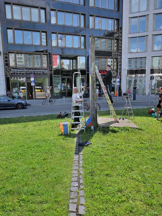 «Die Street-Art-Künstler Kiddy Citny und Thierry Noir restaurieren die  Mauerteile auf dem Leipziger Platz», Foto © Friedhelm Denkeler 2019