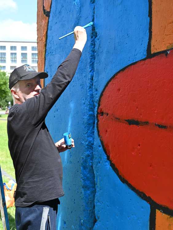 »Street-Art-Künstler Thierry Noir restauriert seine Mauersegmente  auf dem Leipziger Platz«, Foto © Friedhelm Denkeler 2019