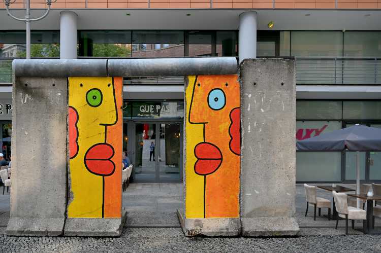 »Vom Street-Art-Künstler Thierry Noir gestaltete Mauersegmente auf dem Potsdamer Platz«, Berlin, Foto © Friedhelm Denkeler 2019