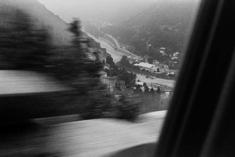 »Blick aus dem Fenster in ein Alpental«, Foto © Friedhelm Denkler 1979