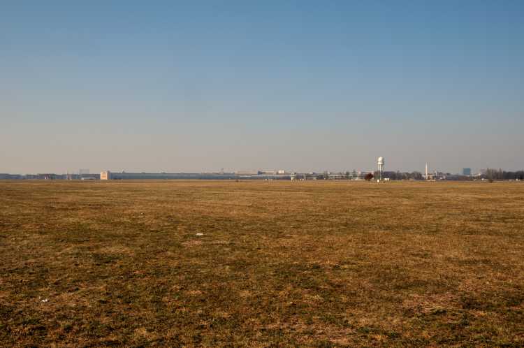 »Tempelhofer Feld« (ehemalig Flughafen Tempelhof), Foto © Friedhelm Denkeler 2011