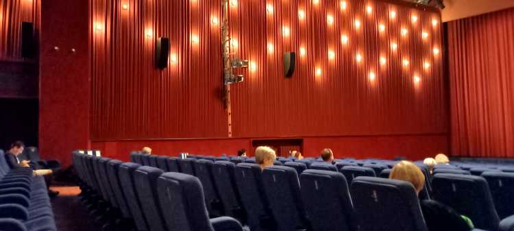 »Delphi-Filmpalast: coronagerechte Verteilung der Zuschauer«, Foto © Friedhelm Denkeler 2020