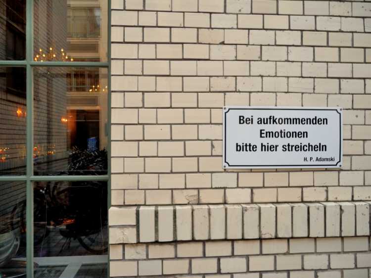 »Bei aufkommende Emotionen bitte hier streicheln«, H. P. Adamski, Hackische Höfe, Berlin-Mitte, Foto © Friedhelm Denkeler 2012