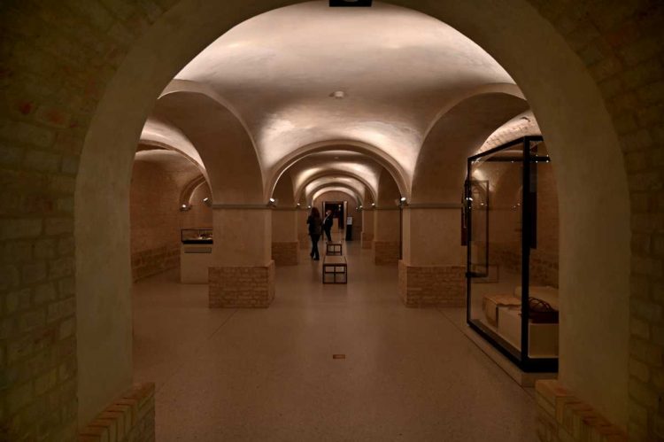 »Im Kellergewölbe des Neuen Museum auf der Museumsinsel Berlin«, Foto © Friedhelm Denkeler 2021