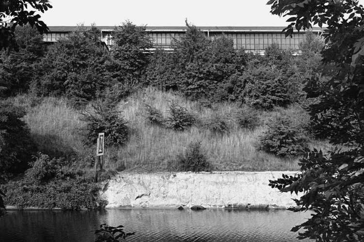»Teltow-Kanal mit Industriehalle«, Foto © Friedhelm Denkeler 1979