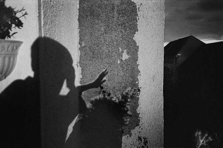 «Das Fenster zum Hinterhof«, Berlin-Steglitz, Berlin, aus dem Portfolio »Schatten und Spiegel», Selbstbildnisse 1976 bis 2020, Foto © Friedhelm Denkeler 1999