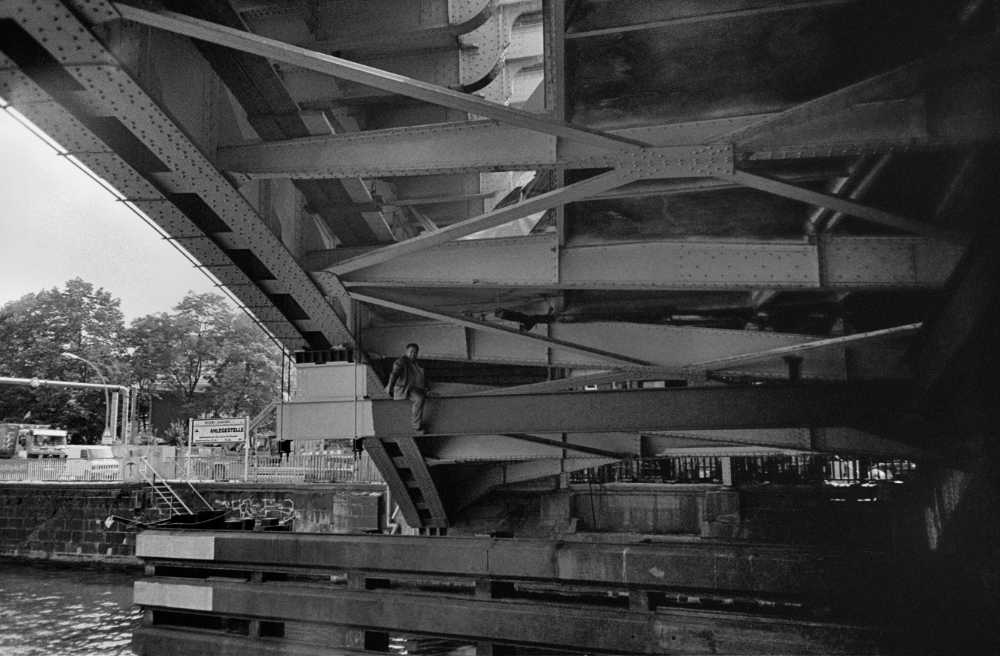 »Ein Brückeninspektor bei der Mittagspause«, Landwehrkanal, Berlin, Foto © Friedhelm Denkeler, Foto © Friedhelm Denkeler 1997