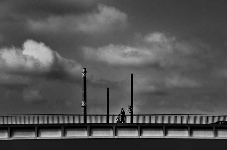 »Waiting for a Friend«, Brücke am Hauptbahnhof, Berlin, aus dem Portfolio »Schwarzbuch – Im eigenen Auftrag«, Foto © Friedhelm Denkeler 2013