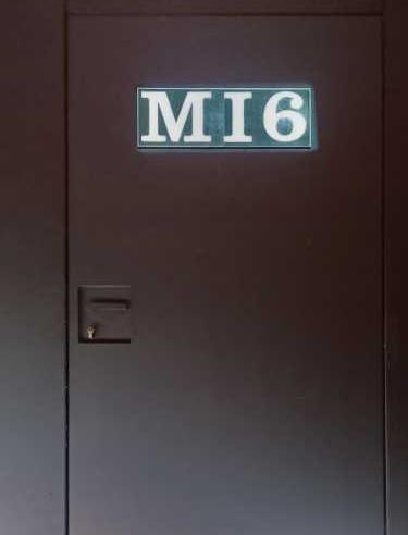 »Münchhausen und der MI6», aus »Münchhausen oder: Freuds letzte Reise», Komödie am Kurfürstendamm im Schillertheater, Foto © Friedhelm Denkeler 2022