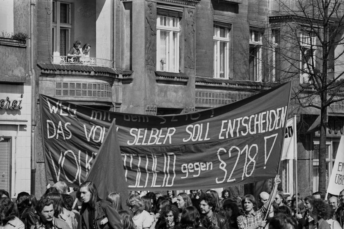 »1. Mai-Kundgebung 1975 am Rathaus Schöneberg«,Foto © Friedhelm Denkeler