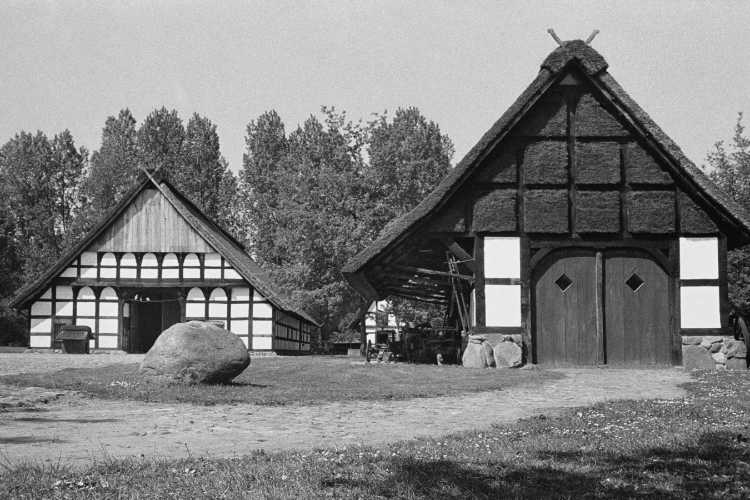 »Westfälische Hofanlage«, Rahden, Ost-Westfalen, aus dem Portfolio »Westfälische Landschaften«, Kapitel »Der Bauernhof«, Foto © Friedhelm Denkeler 1977