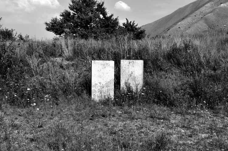»Zwei Monolithe«, Zechengelände Sangershausen, Foto © Friedhelm Denkeler 2008, aus dem Portfolio »Signs – Vom Licht getroffen«