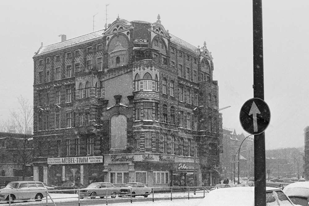»Weddinger Eckhaus im Winter«, aus dem Portfolio »Im Wedding«, Foto © Friedhelm Denkeler 1978
