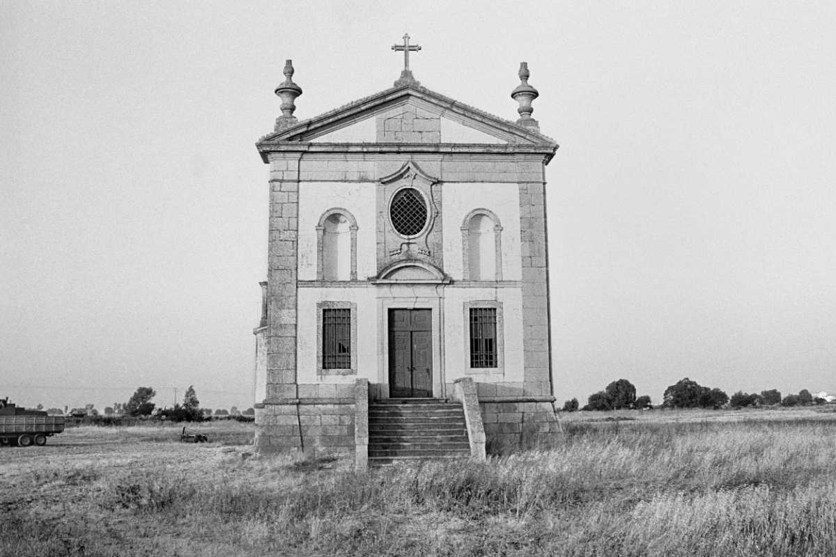 »Die Kapellenkirche ›Igreja da Ermida‹ in Porto Alto«, Portugal, 20. Juli 1986, aus dem Portfolio und Künstlerbuch »Porto Alto«, Foto © Friedhelm Denkeler 1986